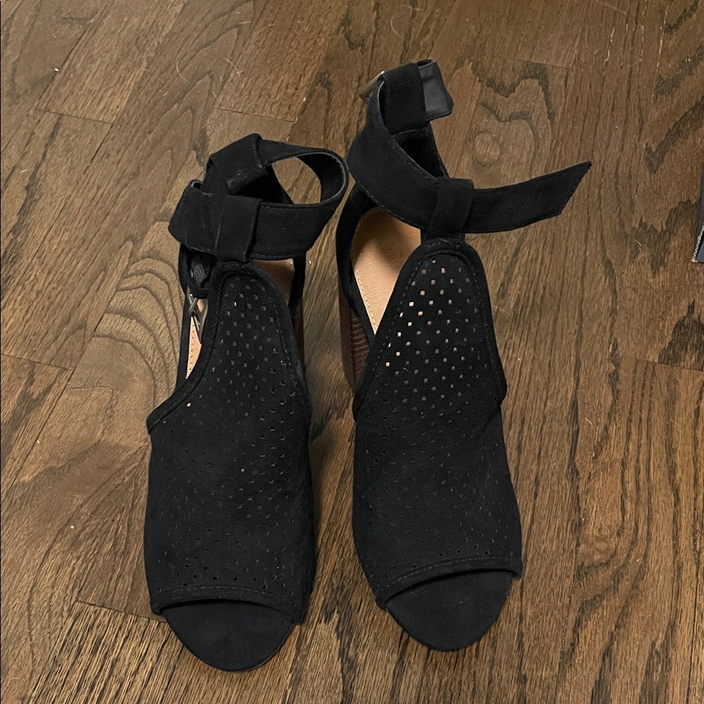 Universal Thread Black Perforated Heels